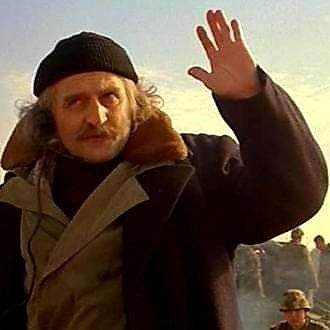 Sasvim intrigantan, vrlo markantan i pomalo originalan. 🕴🙃
Društveno - politički radnik.