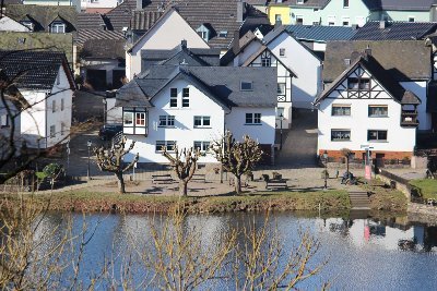 Als kleines Familienunternehmen betreiben wir seit April 2019 die Ferienwohnung Maarblick mit den beiden Wohnungen  „Eifelkult“ und „Auszeit“.