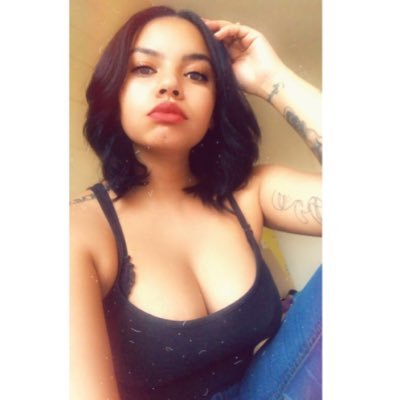 Elle_August's profile picture. 