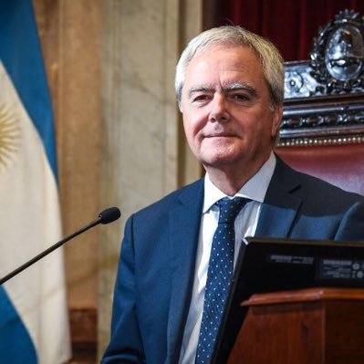 Presidí el Senado de la Nación Argentina habiendo servido 16 años en el Congreso. Abogado especializado en Políticas Públicas y Regulación de Servicios Públicos