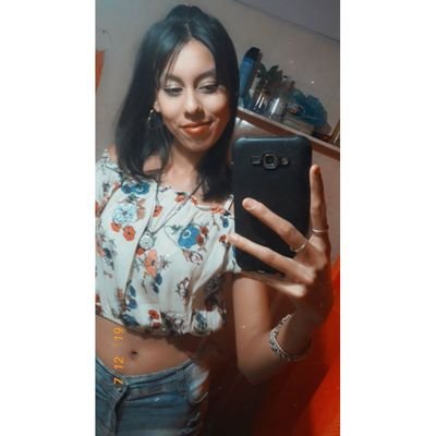 vive la vida siempre con una sonrisa que nadie apague esa luz que tenes dentro ❤