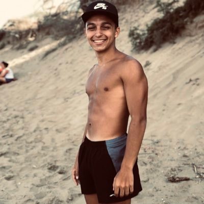 Lo que logras de pie , agradecelo de rodillas. ISEF Velez Sarsfield💙 futuro profe de Ed. Fisica🏃🏽♂️. ig: Lucas.ponzio1