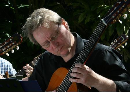 Solo Jazz and Classical Guitarist. I've played with the Royal Philharmonic, solo in Britain, Germany and the US and teach. Views mine. Agent @freakmusicuk