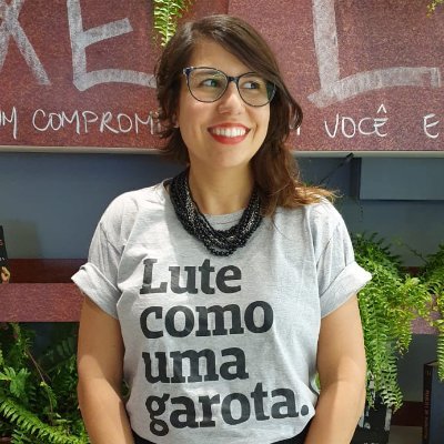 FeCarpe's profile picture. Comunicadora, feminista e batedora de altos papos existenciais. Rolezeira confinada traçando vários planos pra poder contra-atacar. Integrante do Formiga-me.