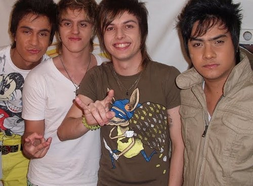 esse twitter foi feito 26/06/10
tosos q acha a @rockrestart a melhor banda segue a gente...
donas @HellenAlvess e @Thaina_CeR