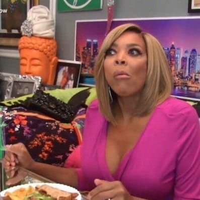 vamosahablardto's profile picture. Pues aquí estamos, un día más en la oficina