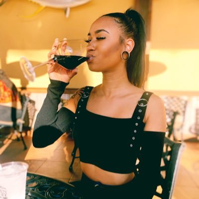 selflessrose's profile picture. the fruit ain’t worth the squeeze if the juice don’t look like this