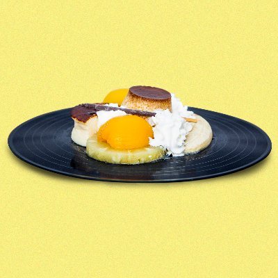 Estamos con ello. Ahorita / @aaronsaez (@varrybrava) + @wini_two (@rebitedmusic) Escucha Bananas en Piyama en @phibetapodcast 🍮 #PiyamaTeAma 🍮