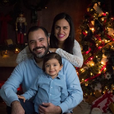 Sonorense de nacimiento, colimense por Diversión. Social y con gustos por la tecnología, sociedad y conocimiento. Abierto a nuevos aprendizajes y cultura