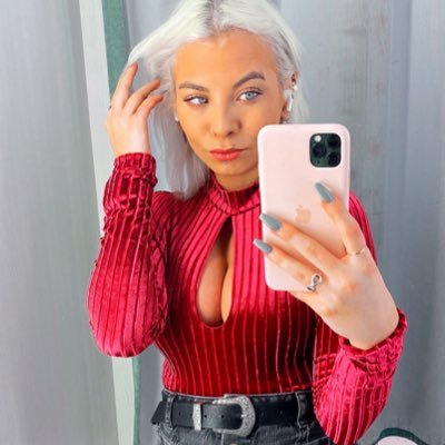 JamieleeRosee's profile picture. • Jae-roseé •   SNOWFLAKE WITH NO RESPECT AND WILL NOT LET YOUR NAN HAVE MY SEAT ON THE BUS 🚌