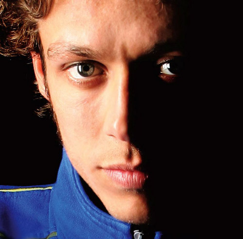 Kembaran kurang berhasilnya Valentino Rossi, kalo doi pembalap motor, aye juragan roti
just for fun not hater :D