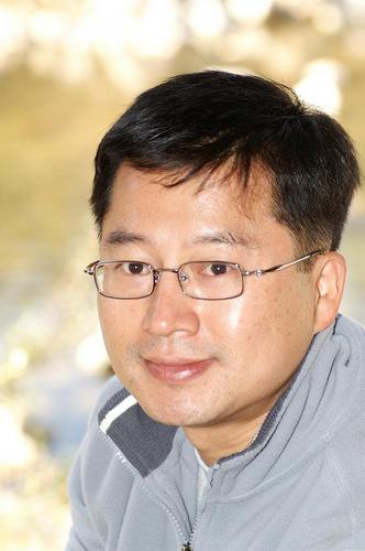 난 내가 좋다,선한 부자,부정적사안을 애써 외면하지 않는 낙관주의자.별의별 사람들이 모여사는 사람사이에 절대적인 선과 악은 없다. 신의 영역에 무모하리 만치 다가서려 하기에 우리는 서로간에 상처를 준다. 나도 그런 사람이기에 사람들이 난 사랑스럽다.ㅎㅎㅎ
