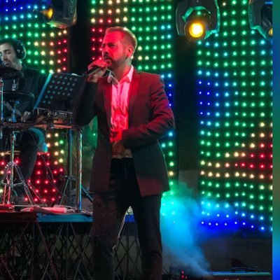 Profedor de piano. Músico pianista,cantante y Dj; fundador de @Pianoadiccion , Atrapasueños Band,Star Band Pop&Rock y Hit Discoparty