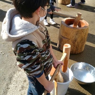 中学＆幼児の男子の母。
正反対な兄弟を、正反対な旦那と一緒に育ててます。
ビールとゲーム(電源･非電源共に)がホントに好き。