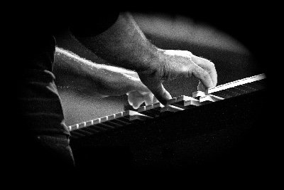 RodriVazquezMin's profile picture. Musicólogo, pianista y compositor. En este triunvirato de docencia, escenario y creatividad, vivo.