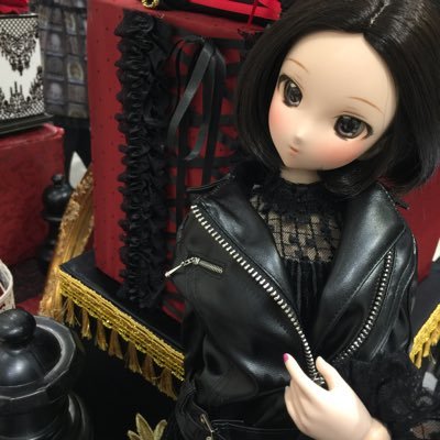 DDみお（DD秋山澪)MDDあい（花かごの小部屋様カスタム)スマドまほろ（スマドアイボリー）MDDほむら（麻衣様カスタム）DDSミク(DD初音ミク)MDDれお(のーみつろまんちか様カスタム)MDDしずく(yellowgreenhome様カスタム)オビツ11かなで(花かごの小部屋様カスタム)と生活してます。