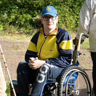 Członek zarządu Stowarzyszenia Klubu Gdyńskiego Kibica Niepełnosprawnego, groundhopper, fan retro meczy