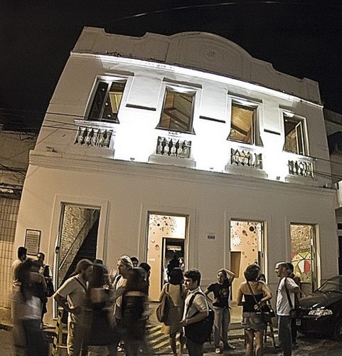 Evento realizado no bairro histórico da Ribeira onde todas as casas de cultura do bairro abrem com programação gratuita.