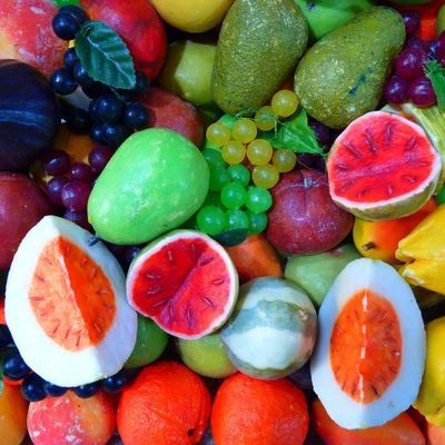 コートをつかんで、帽子をとって、心配ごとは玄関に置いて、ひなたの道へと歩きだそう。聴こえる? あの楽しげな音。あれは幸せな君の足音。ひなたの道を歩けば、きっと人生は輝くよ。