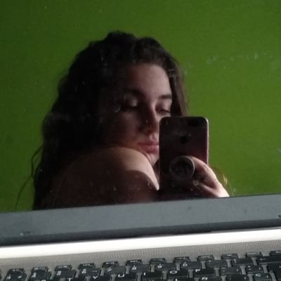 medio me la paso dramando y el otro medio escuchando música.