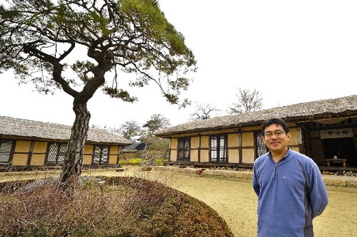 설렁설렁 사과농부,
두루두루 생활목수.
세상에서 물러날 때 
있다간 흔적을 남기지 않는다는 
소박한 목표.
