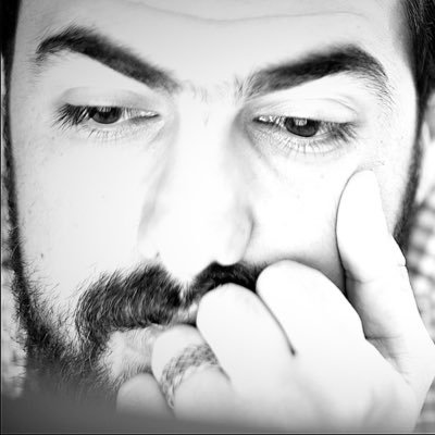 نِصفُ قَلبِي مَعِي وقَلبي نِصفُهُ بالقُدس