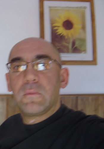 Oriundo de la ciudad de La Plata, profesor de Filosofía, una esposa, dos hijites adolescentes.