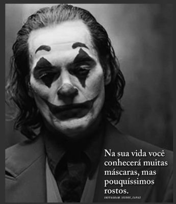 Ser humano que aplaude a humildade e a beleza do simples.