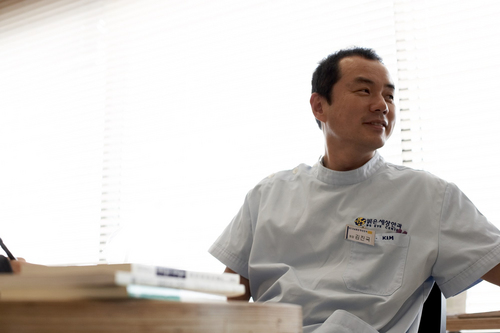 비앤빛 강남밝은세상안과 대표원장/선플운동본부 부회장


눈과 관련된 질문이나 시력교정술 모든질문을 환영합니다.
모든분들이 밝은세상을 보는 그날까지 더욱 노력하는 
의사가 되겠습니다.