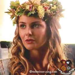 Fair-haired, and has powdery skin. The wife and mate of Caius Volturi.