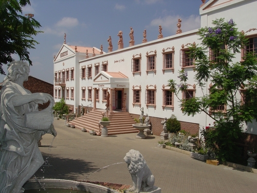 Manufactures and Re-sellers of Concrete Garden Ornaments - QUALITY AND SERVICE GUARANTEED. 
Over 1000 products available !