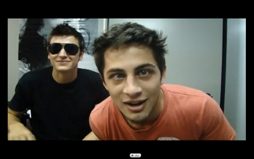 Canal de Humor no Youtube criado por @Cassiocanal e @Wilkerub ! Aqui as almas estão perdidas! ^^
Opiniões são bem vindas!