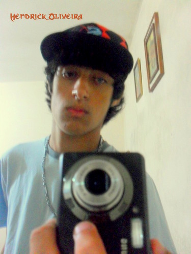 eu sou um kra normal com sonhos essas coisas...e eu falo mal de tudo e de todos :) dependendo do que for ;)