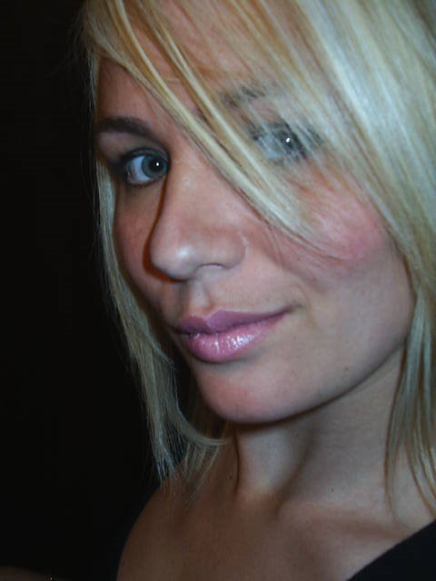 melissamartz's profile picture. Apaixonada pela família, por design arquitetônico, psicologia, gatos, modelagem e costura, ouvir música com fone absurdamente alto e milhares de outras coisas.