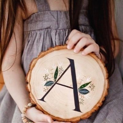 أنثى أسيرة الغياب شوقها لهم يزدآد بين حين وحين . نِصف قلبي دُفن مع فقّيدتي.