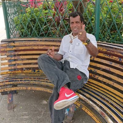 Si usted me quiere en su vida …
por favor entienda que mi amor es dulce,,,sincero loco y un poco complicado