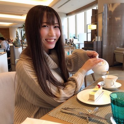 ティーパワーズ所属のAV女優。夢はエロゲ声優✨お胸はE~Fくらい。スロット好き(ほぼ引退)、ゲーマーだったり、何よりおうちが大好き。後はアニメオタクです(っ'ヮ'c)✨牛丼は松屋派、イーブイ(ブイズ)とまどマギが大好きです！レオパ飼育しています🦎リプはきまぐれ！🍷六本木Red Dragon在籍🍷