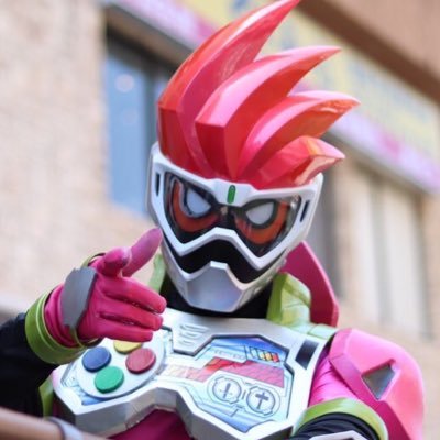 そうです。USJで有名だった仮面ライダーコスの人です。無言フォロー失礼致します。