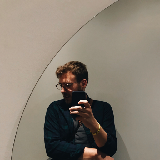 Lead front-end developer @LaCroix — Study generative art #processing and computer algorithms.