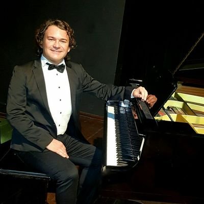 Pianista clásico. Gestor Cultural. Director de Cultura del @inau_oficial.
Director del https://t.co/gnutp3p9J9 Presidente Asoc. Cultural Manuel Oribe 🎹🇺🇾