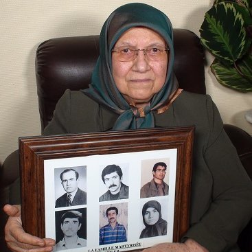 مادر چهار شهید مجاهدخلقم، هرچند که فرزندانم را جنایتکاران رژیم خمینی پرپر کردند ولی تا تحقق آرمانشان که آزادی ایران است از پا نمی نشینم.
#قیام_تا_سرنگونی