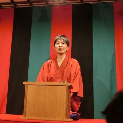 サンミュージック所属コンビ『シンプル』の講談師旭堂南也です。
元々は恋愛小説家というコンビ名でした。現在は上方で活動中。

競馬とタイガースとアイドルが大好き。
そうです、ゴッドタン千鳥ノブ軍団。エビ中ひなた推し。父は四代目旭堂南陵、現在の師は南鷹。わろてんかのスリ。
ウイン一口馬主。エビ中講談。福永祐一講談。