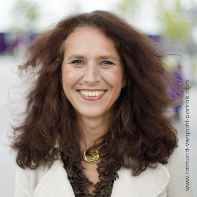 Mit einem individuell für Sie vor Ort von mir erstellten Kunstwerk wird Ihr Unternehmen, ein Projekt oder Ihre Konferenz auf eine einzigARTige Weise gewürdigt