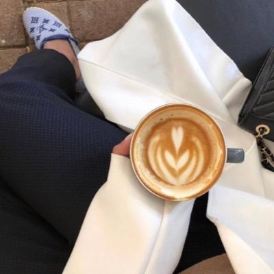 امرأة كلاسِكية ☕️| 📻.