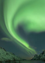I'm here to retweet some of your best pictures of Aurora Borealis and Aurora Australis. Please put place and date in tweets and I'll retweet good photos!
