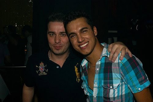 AMIGO, 
palavra tão fácil 
de se escrever 
e pronunciar, 
mas tão difícil de ter. 
Se esta aqui é porque quer amizade...
Seja bem vindo(a)...