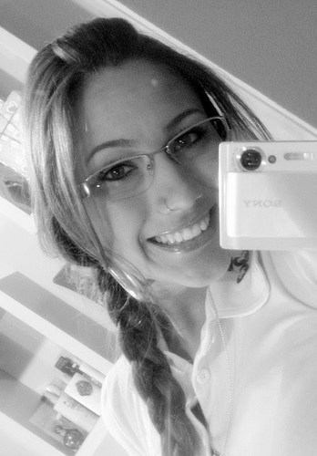 uma menina mulher, com seus objetivos e seus ideais ,que gosta de asir pra balada, gosta de brincar de correr e simplismente sabe viver cada minuto de sua vida