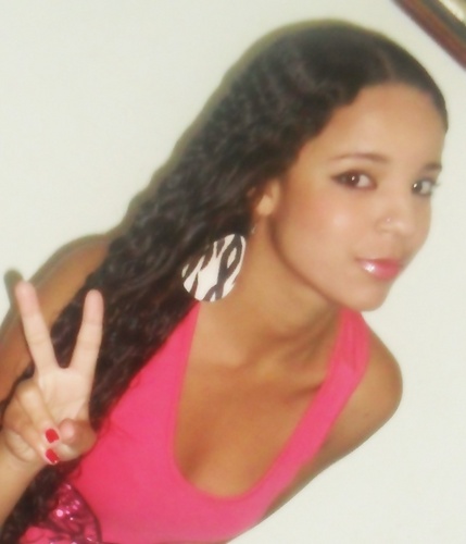 apenas uma garota com a alegria de uma criança; a malícia de uma adolescente; e sentimentos de mulher!