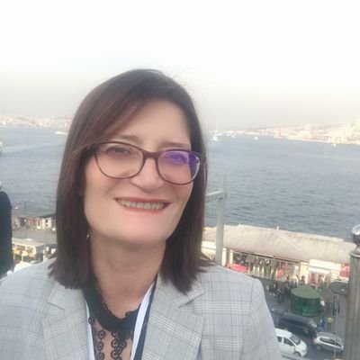Boşverin profesörlüğü, ben her daim öğrenciliği sevdim.
Bir de Cumhuriyetin kadın olarak bana verdiklerini...