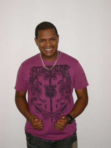 SOU CANTOR E PERCUSSIONISTA,MORO EM NITERÓI!!!